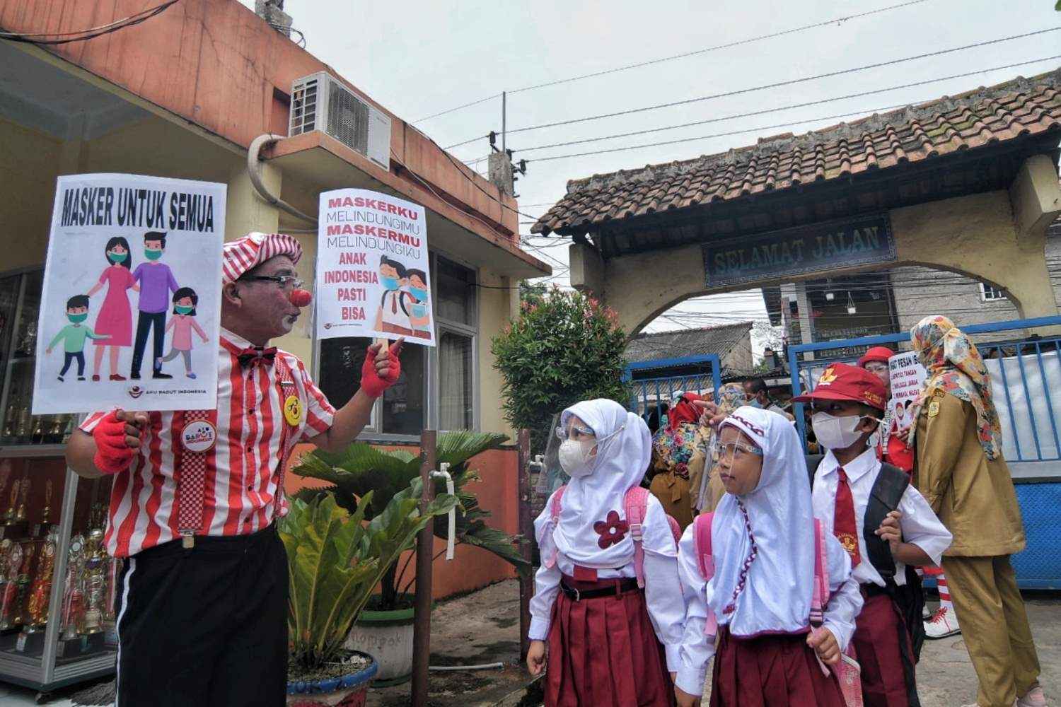 Aku Badut Indonesia mengampanyekan protokol kesehatan kepada siswa