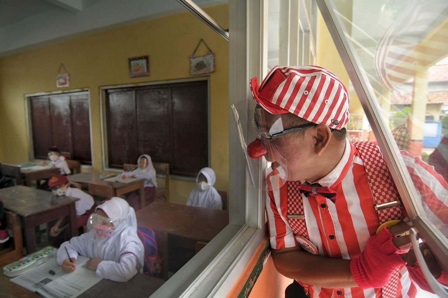 Aku Badut Indonesia mengampanyekan protokol kesehatan kepada siswa