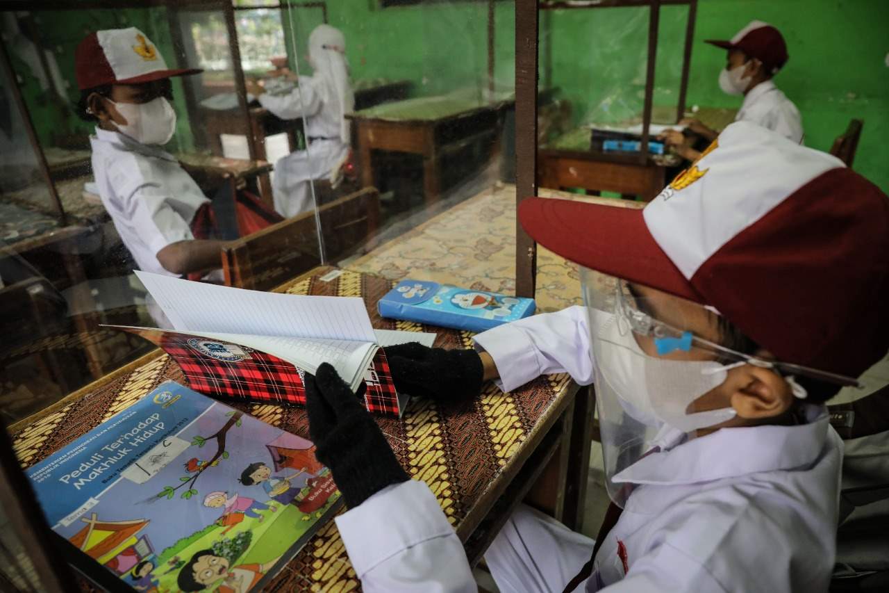 Cegah Penularan Covid-19 Siswa Pakai Sarung Tangan