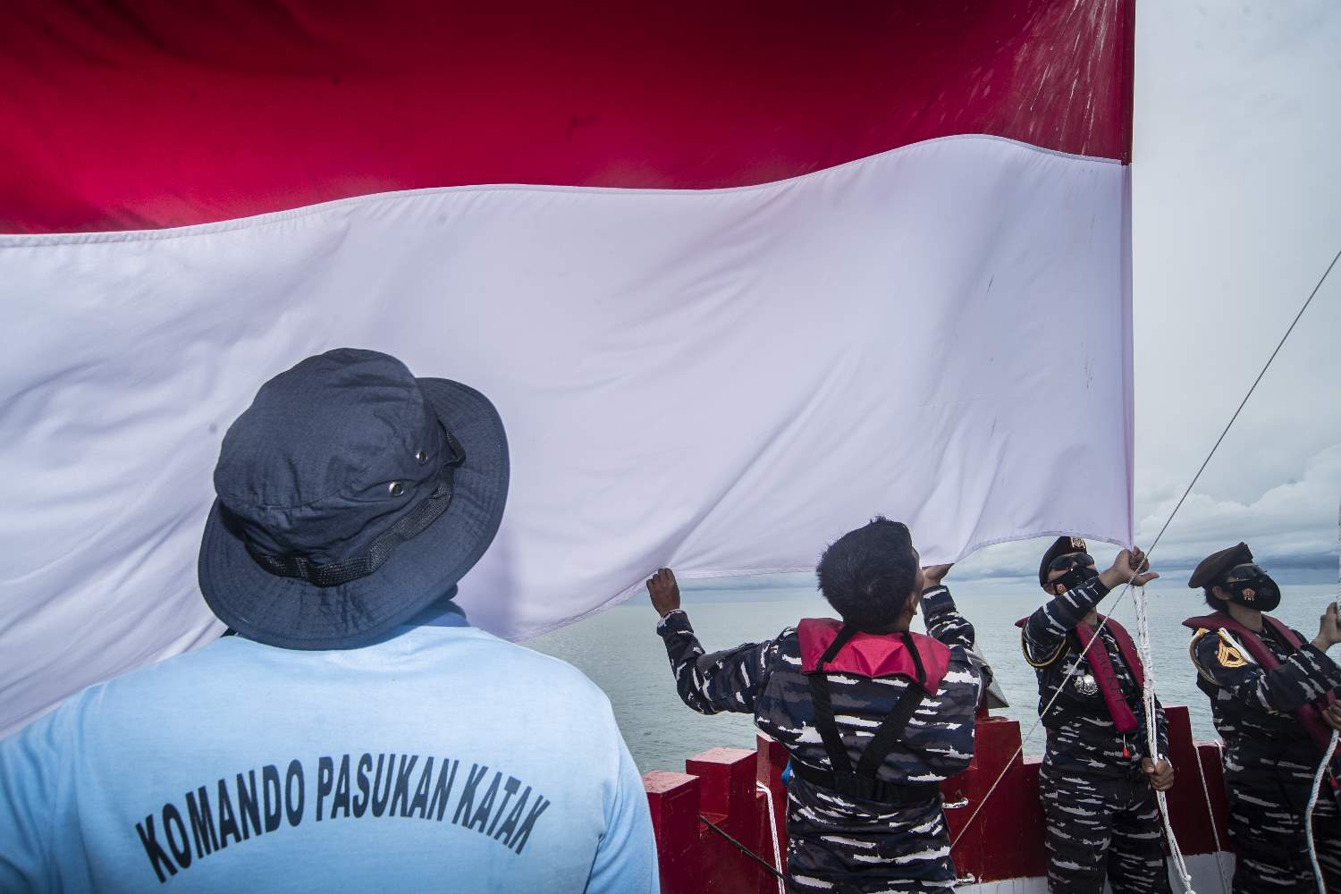 Pengibaran Bendera di Tapal Batas