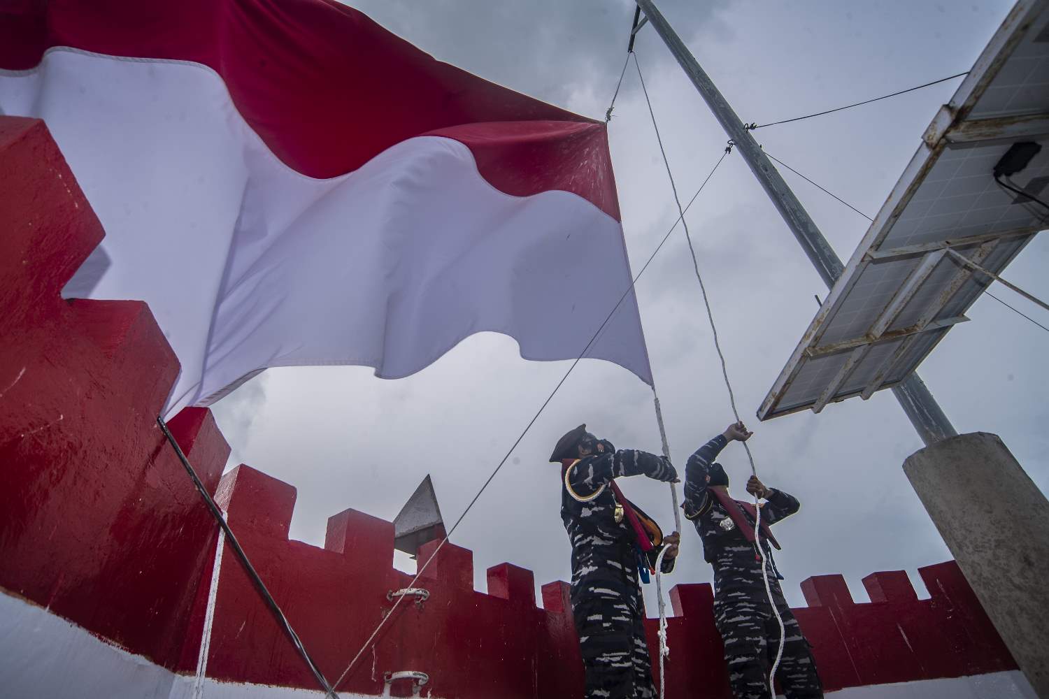 Pengibaran Bendera di Tapal Batas