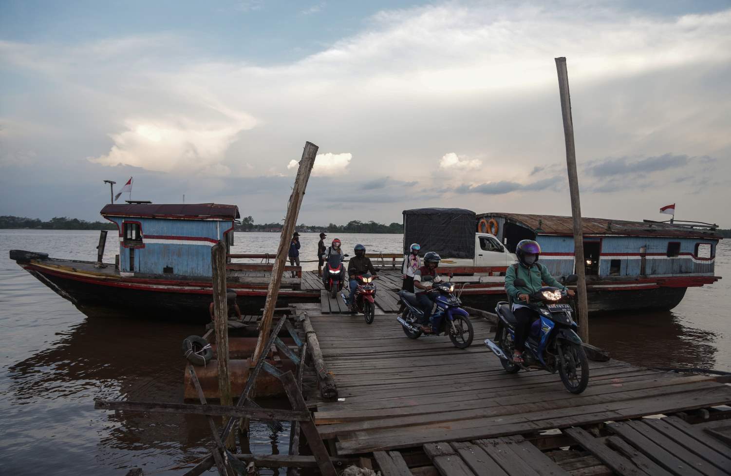 Jasa Penyeberangan Kapal Kayu Tradisional
