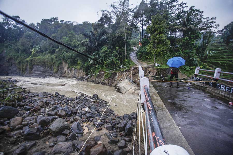 Jembatan di Sukajaya Bogor Putus Diterjang Banjir Bandang 