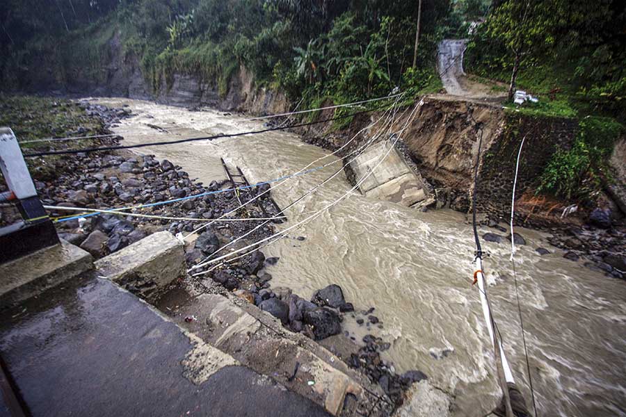 Jembatan di Sukajaya Bogor Putus Diterjang Banjir Bandang 