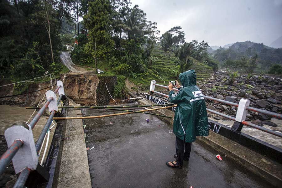 Jembatan di Sukajaya Bogor Putus Diterjang Banjir Bandang 