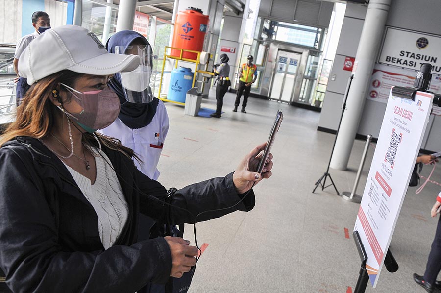 Uji Coba Aplikasi Peduli Lindungi di Stasiun Bekasi Timur 
