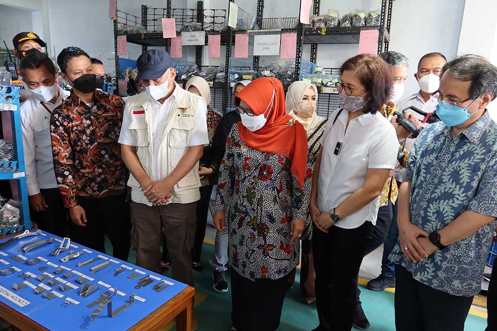 Menteri Koperasi Kunjungi UMKM Binaan YDBA di Tegal