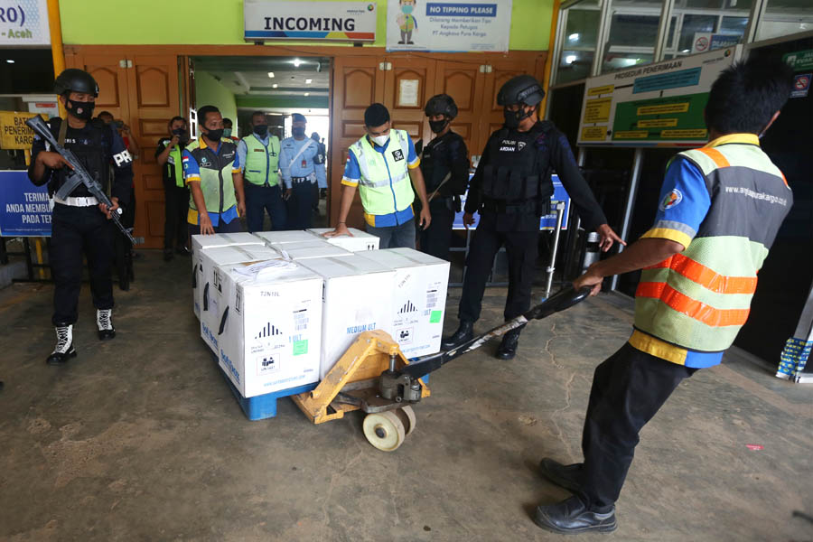 Vaksin Pfizer Tiba di Bandara Internasional Sultan Iskandar Muda Aceh