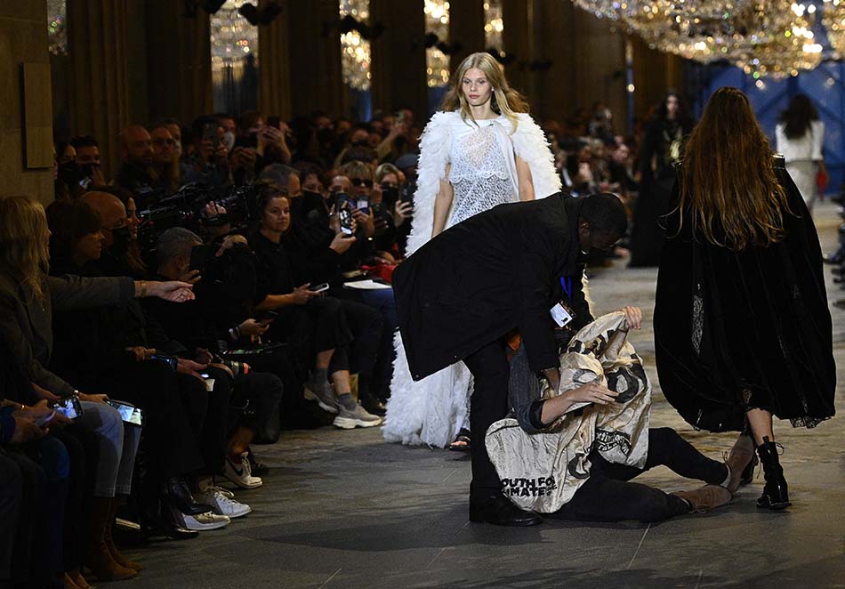 Demonstran Ganggu Fashion Show Louis Vuitton di Paris Fashion Week