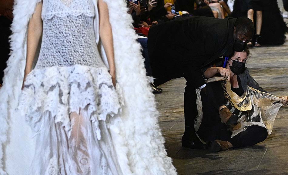 Demonstran Ganggu Fashion Show Louis Vuitton di Paris Fashion Week