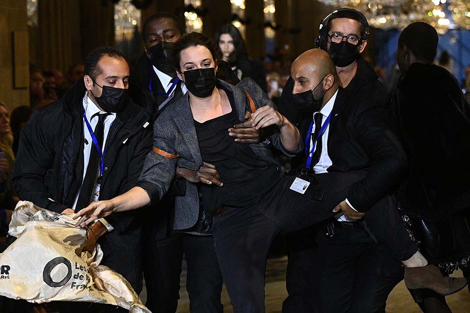 Demonstran Ganggu Fashion Show Louis Vuitton di Paris Fashion Week