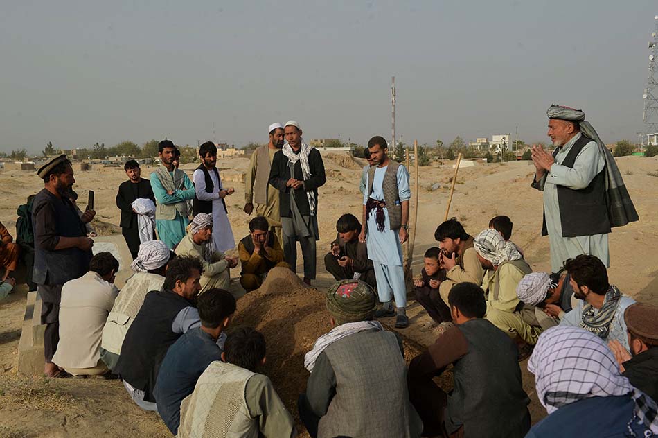Pemakaman Korban Bom Bunuh Diri di Masjid Afghanistan