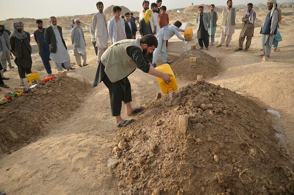 Pemakaman Korban Bom Bunuh Diri di Masjid Afghanistan