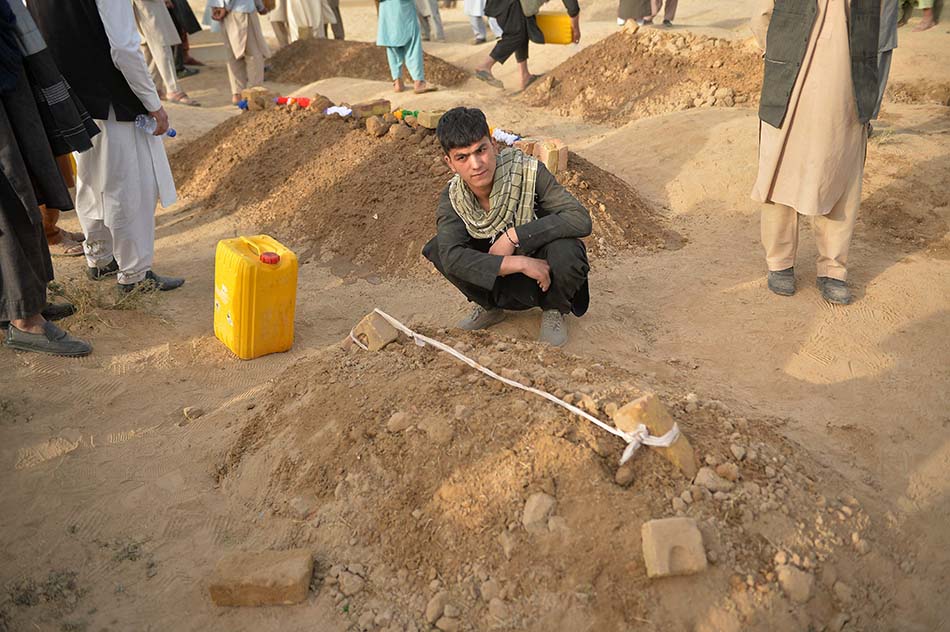 Pemakaman Korban Bom Bunuh Diri di Masjid Afghanistan