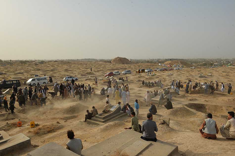 Pemakaman Korban Bom Bunuh Diri di Masjid Afghanistan