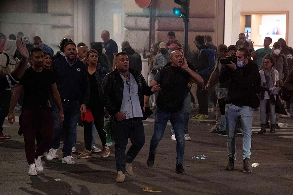 Demo Tolak Kartu Kesehatan COVID-19