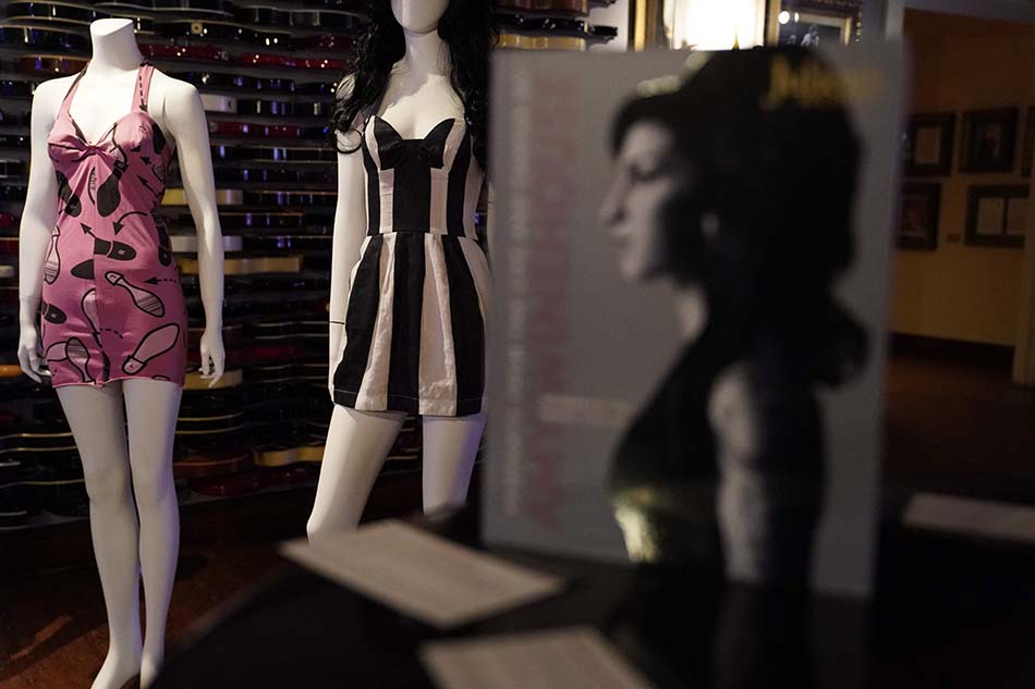 Lelang Memorabilia Amy Winehouse 