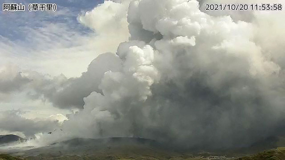Gunung Aso di Jepang Meletus