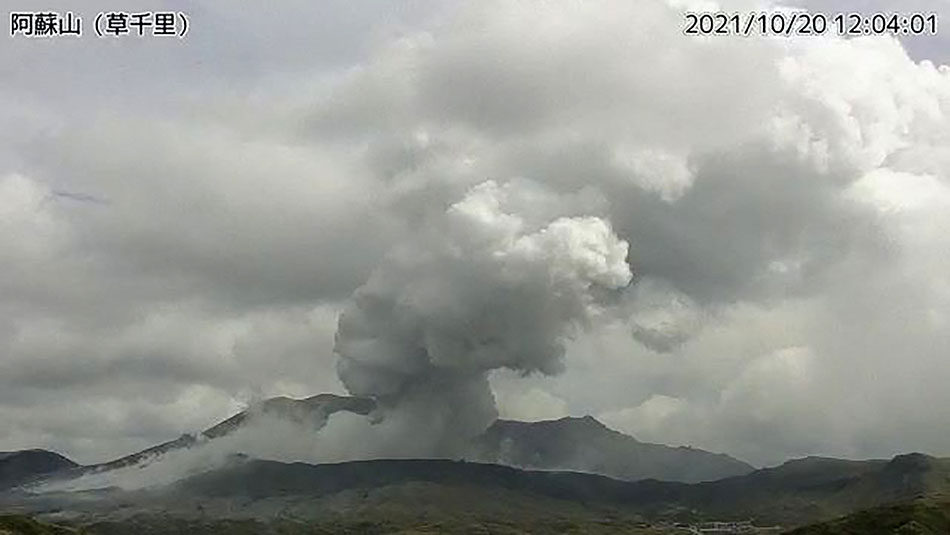Gunung Aso di Jepang Meletus