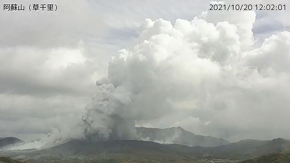 Gunung Aso di Jepang Meletus