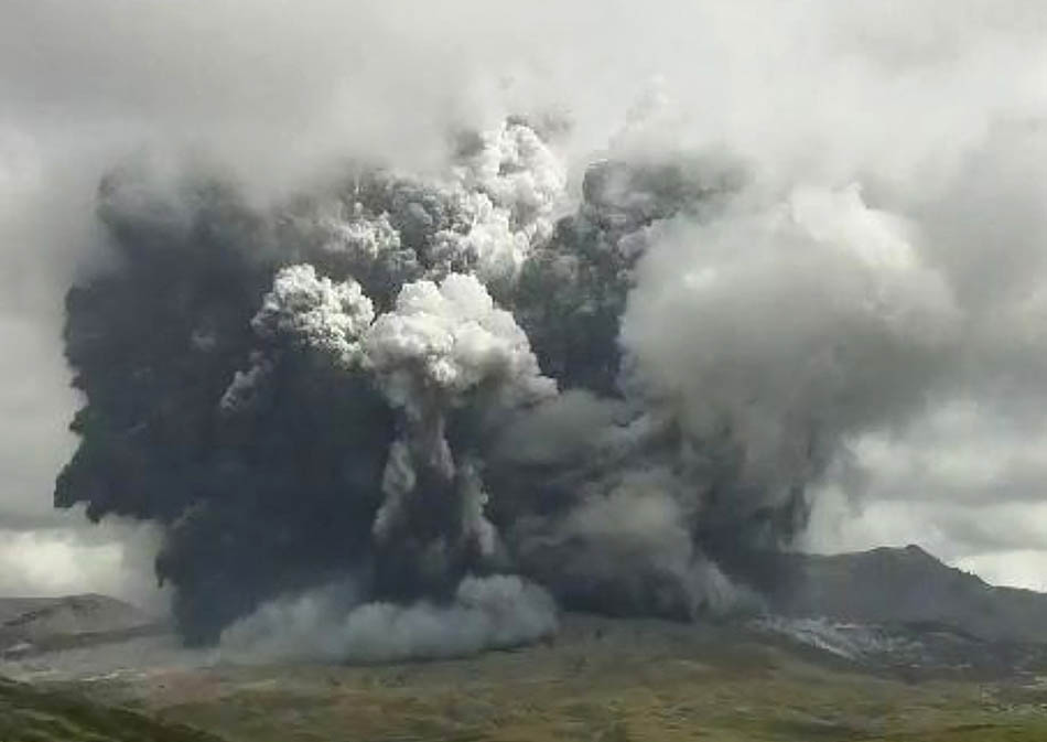Gunung Aso di Jepang Meletus