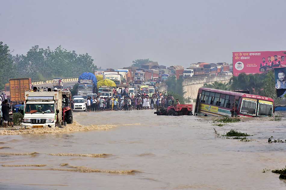 India Dan Nepal Dilanda Banjir dan Longsor, 100 Orang Lebih Meninggal