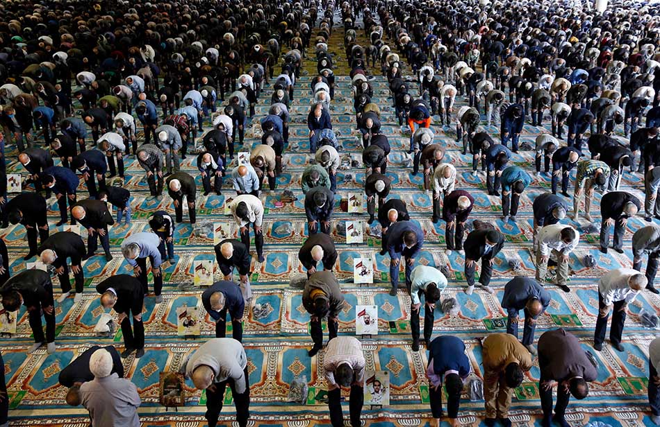 Salat Jumat Pertama Setelah 20 Bulan Dilarang karena Covid-19