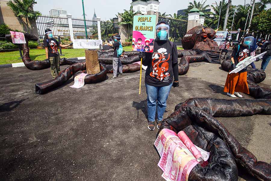 Aksi Peringatan 1 Tahun Pengesahan UU Cipta Kerja di Depan Parlemen  