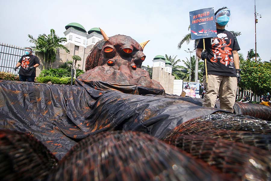 Aksi Peringatan 1 Tahun Pengesahan UU Cipta Kerja di Depan Parlemen  