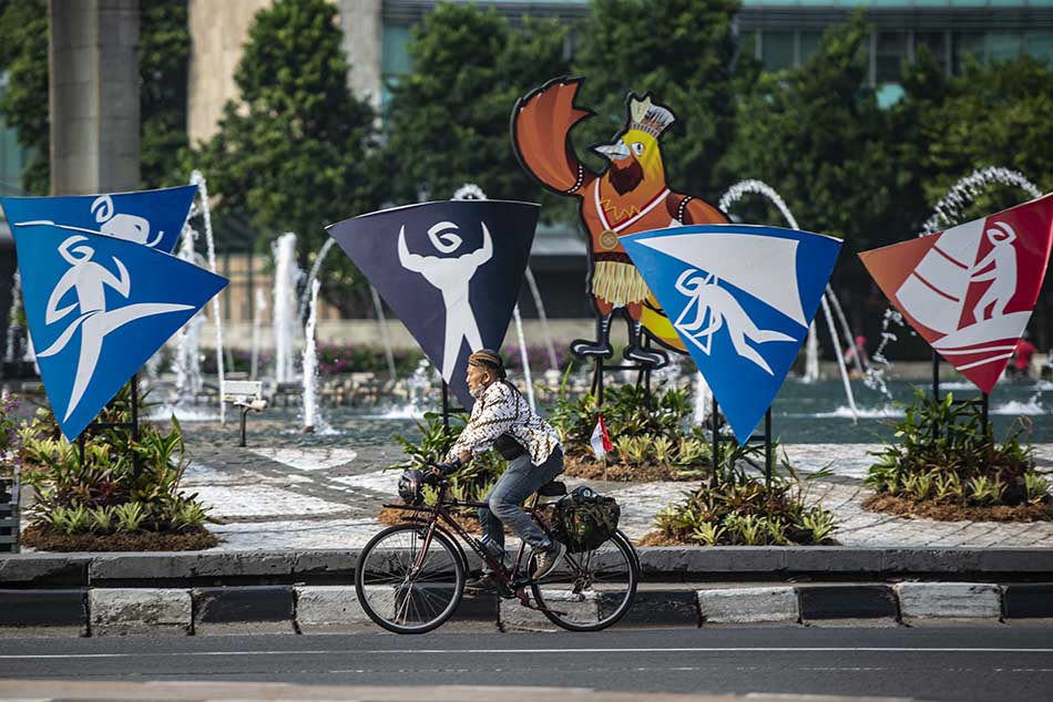 Pesepeda Peringati Hari Batik Nasional