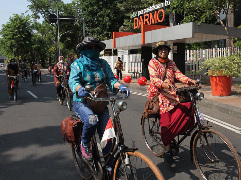 Bersepeda Dengan Berbusana Batik