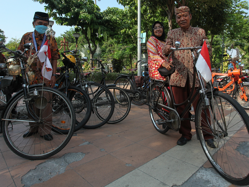 Bersepeda Dengan Berbusana Batik