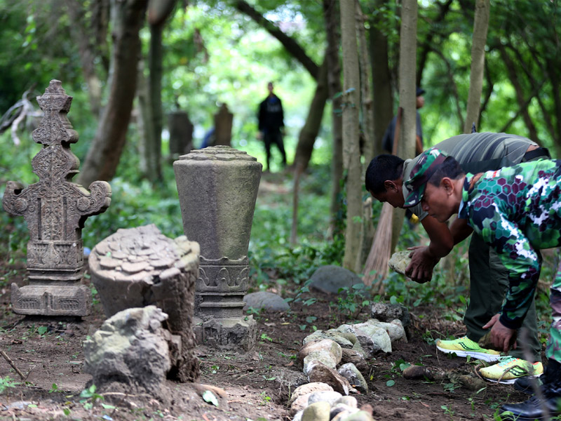 Perawatan Makam Sejarah