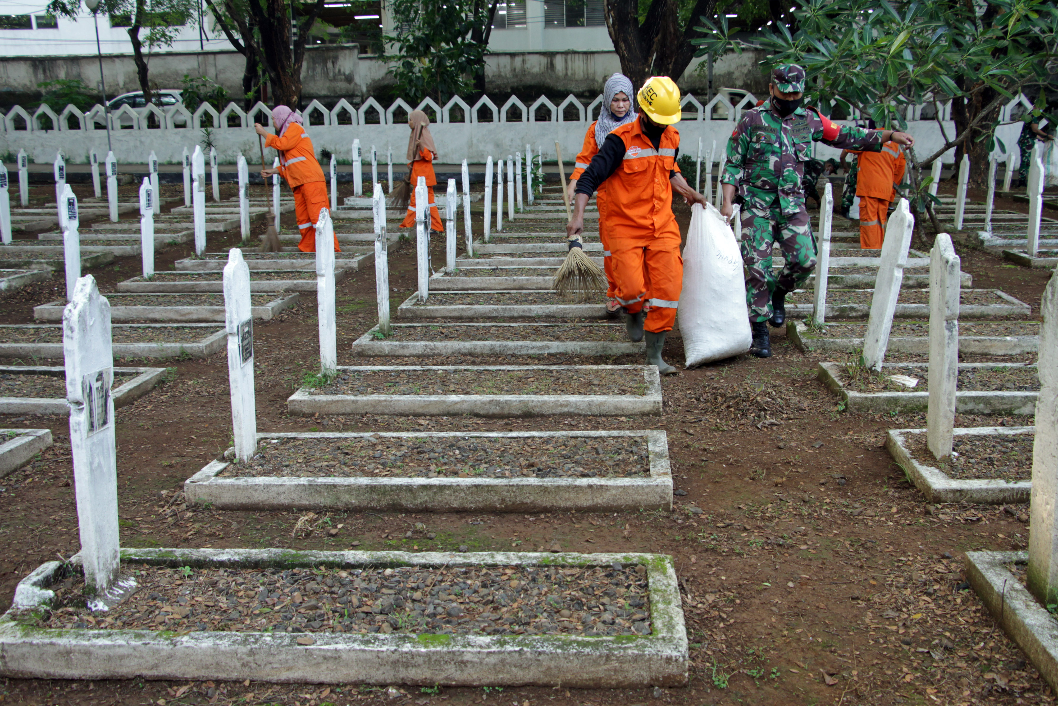 Bersihkan Taman Makan Pahlawan Sambut HUT TNI