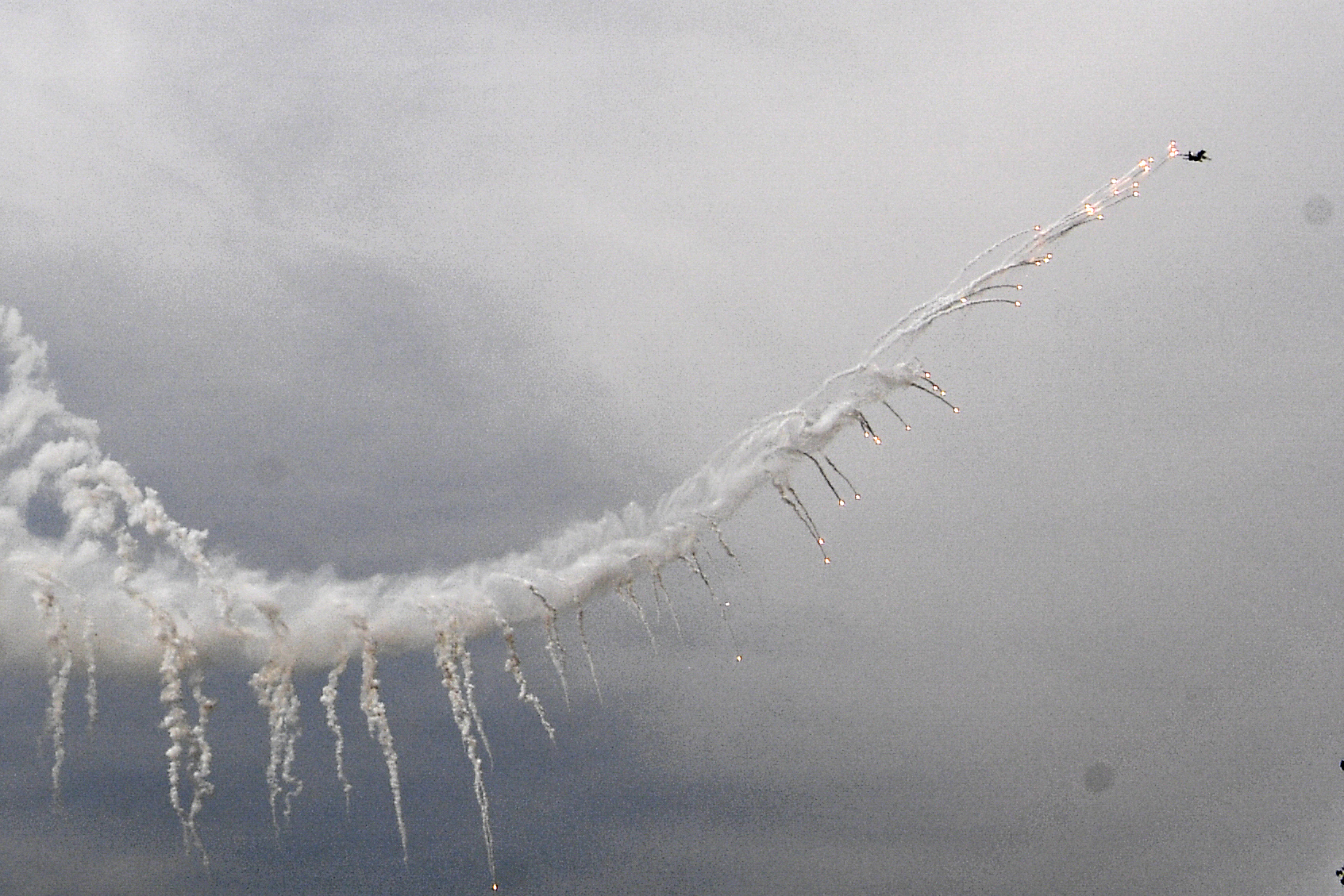 Atraksi Pesawat Tempur Peringati HUT TNI Ke-76
