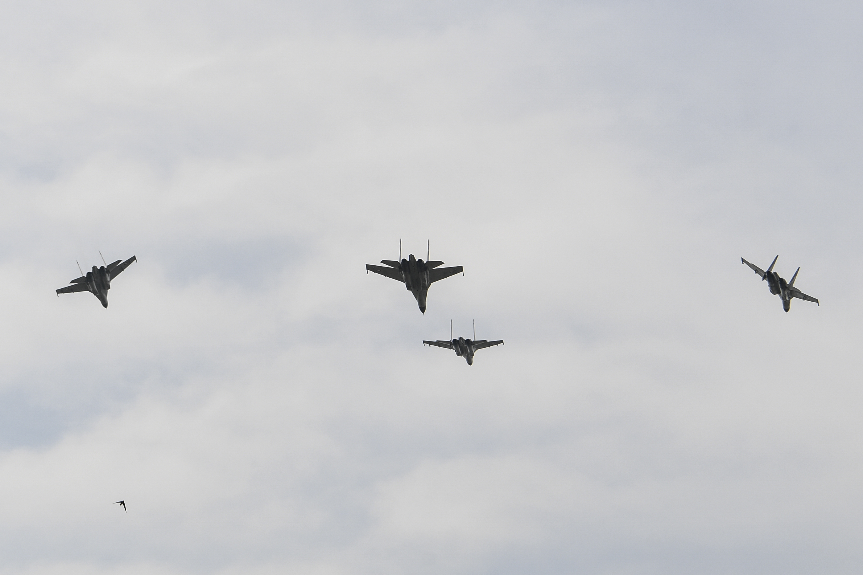 Atraksi Pesawat Tempur Peringati HUT TNI Ke-76