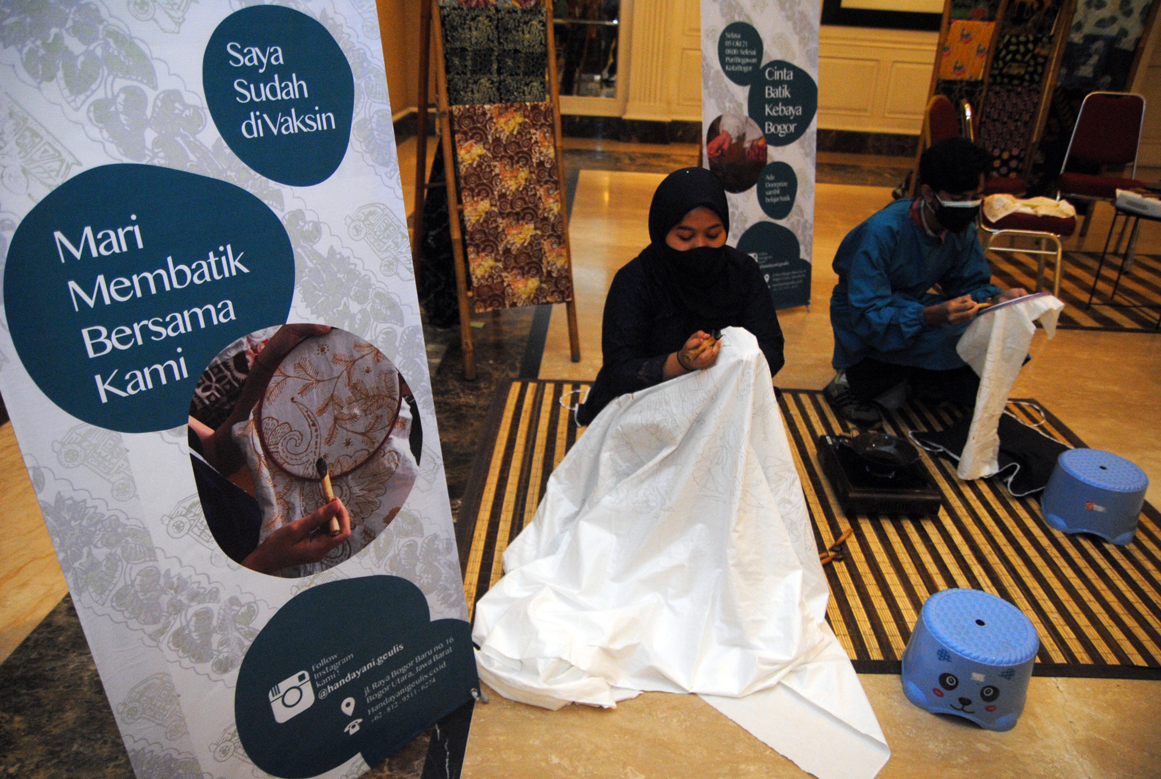 Tenaga Kesehatan Belajar Membatik