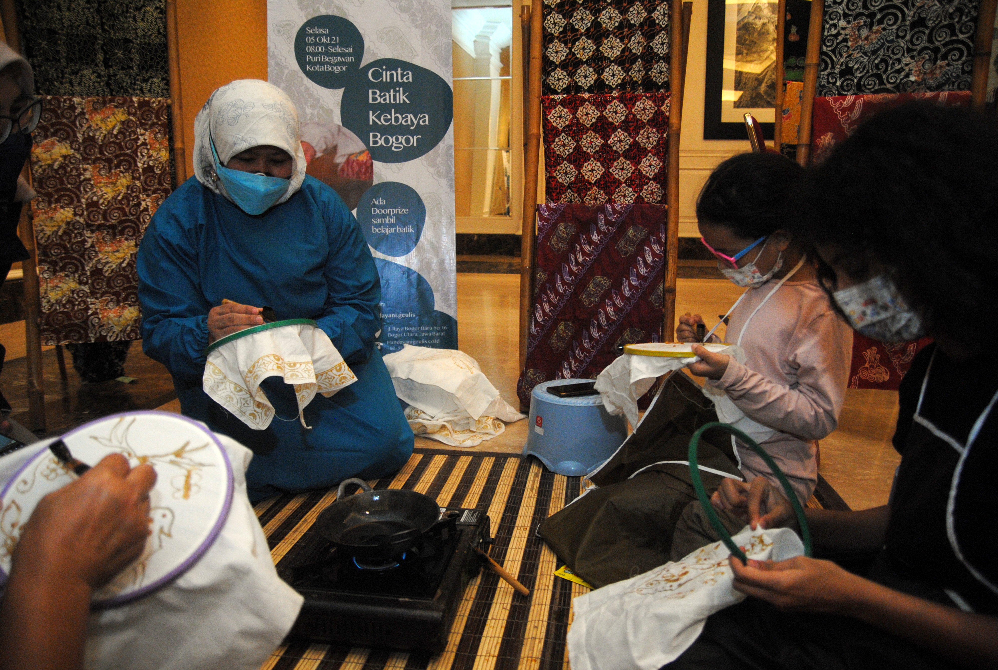 Tenaga Kesehatan Belajar Membatik