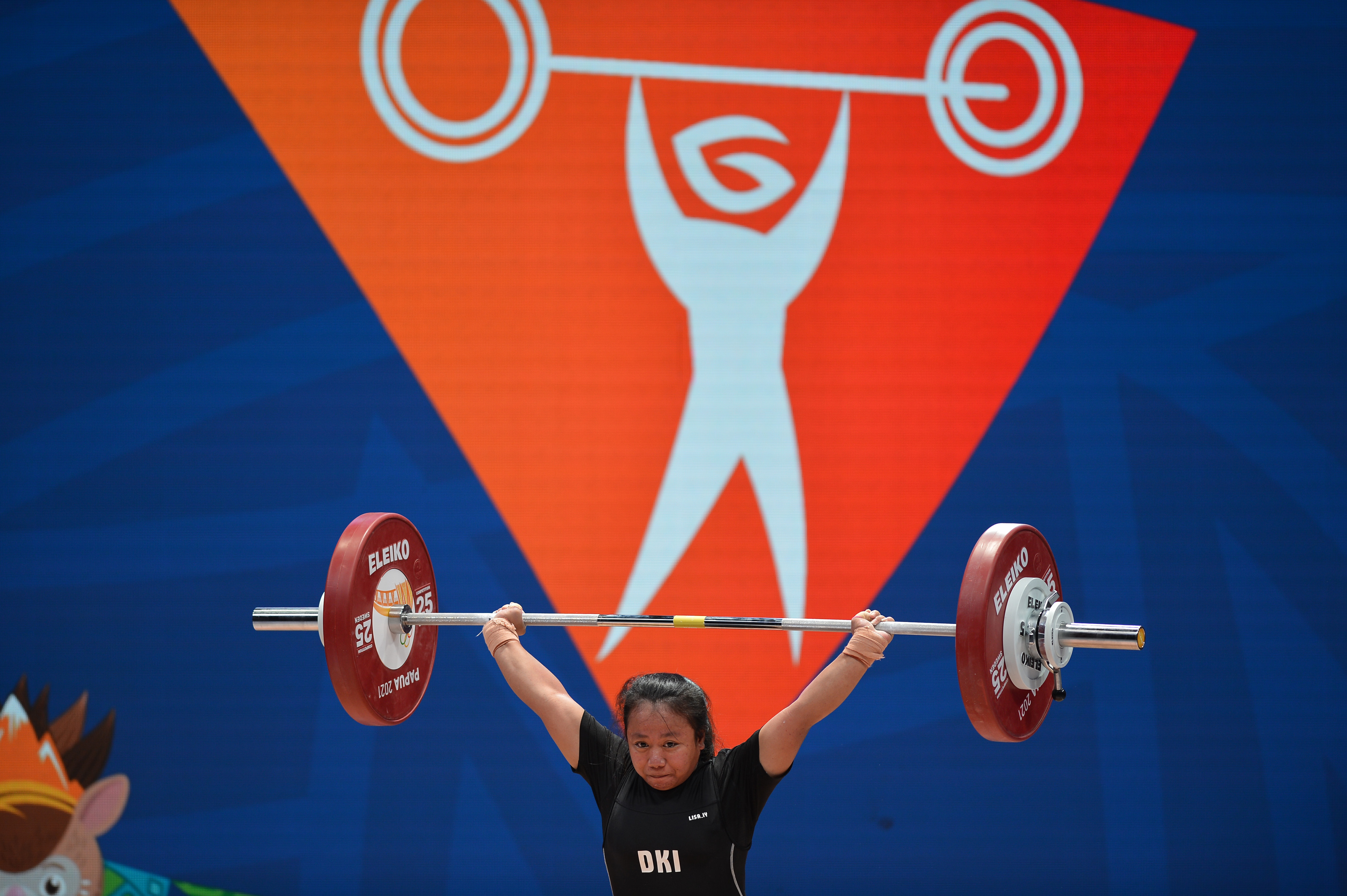 Lifter putri Jambi Juliana Klarisa Sumbang Emas Kelas 55 Kg PON Papua
