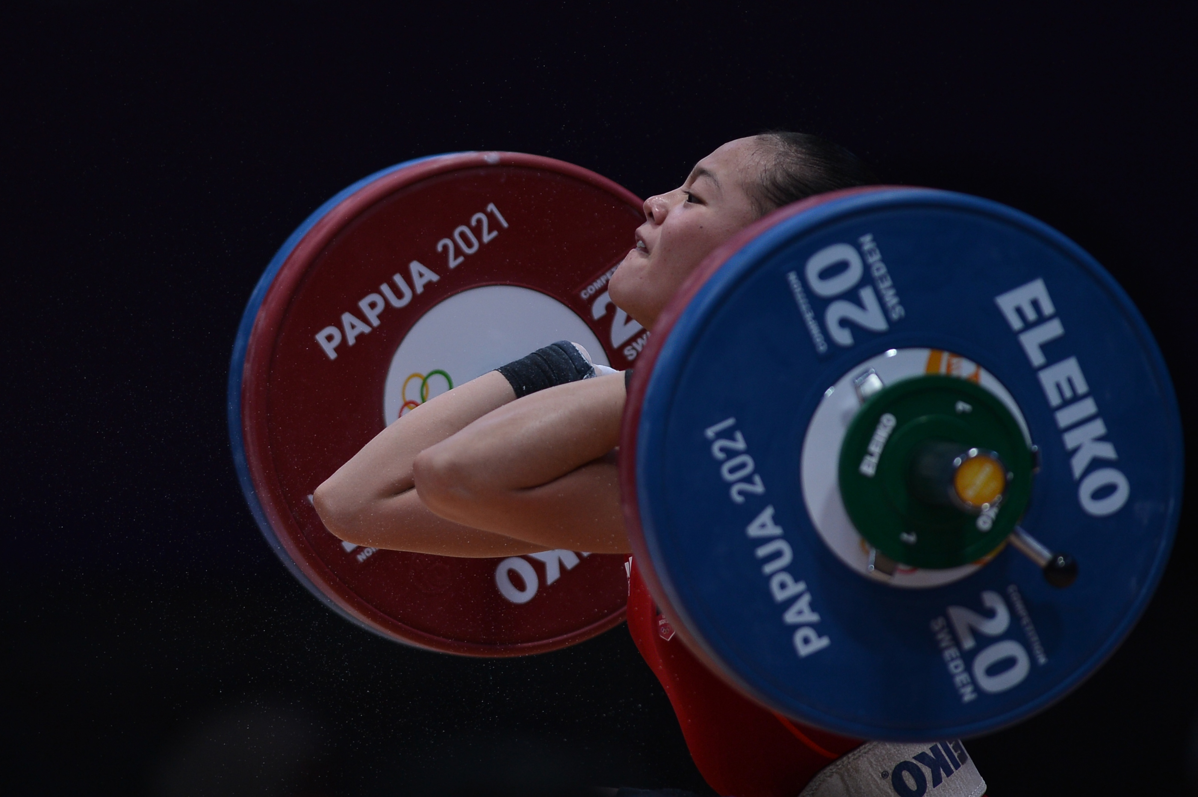 Lifter putri Jawa Barat Windy Cantika Sumbang Emas PON Papua