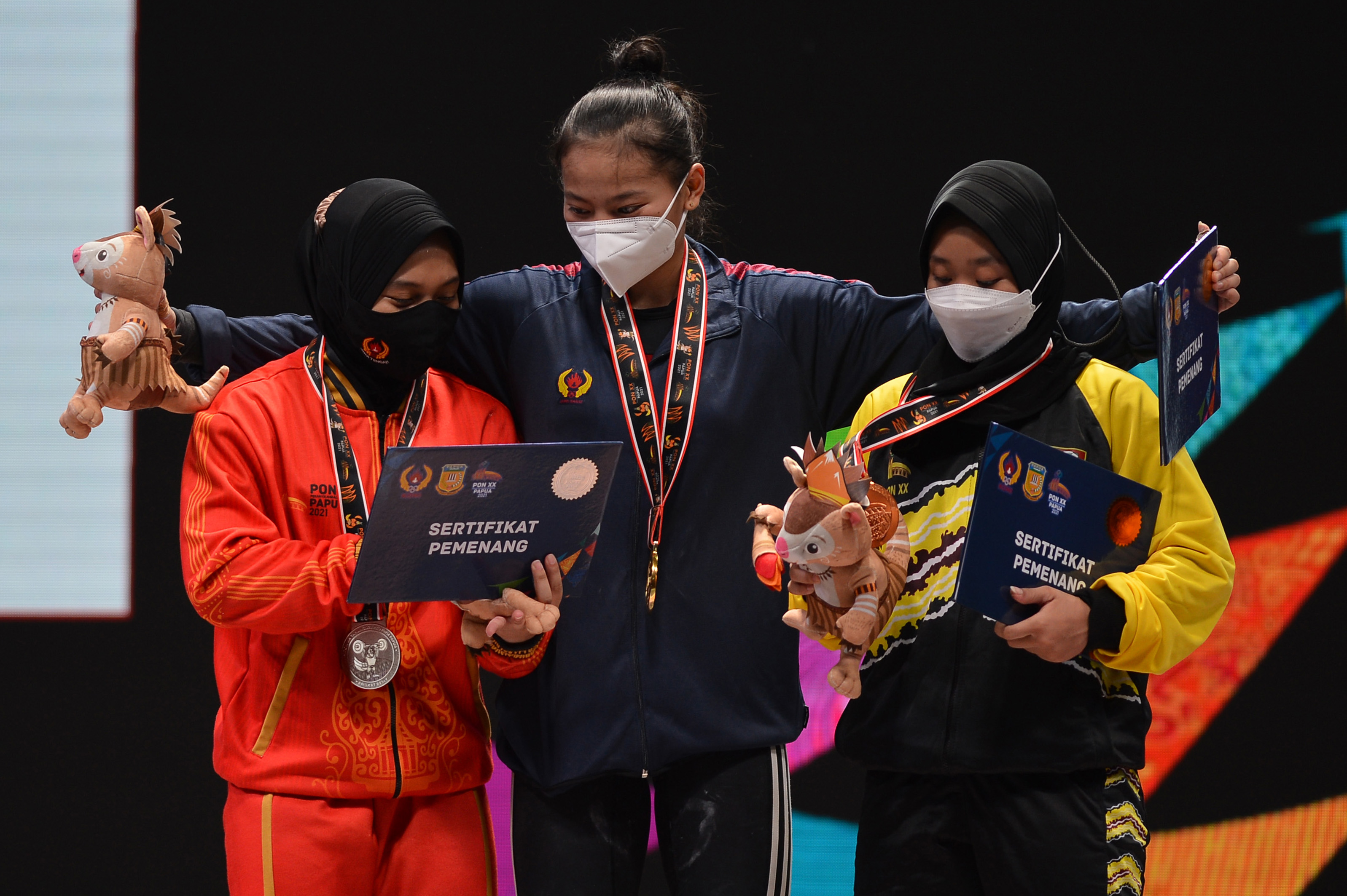 Lifter putri Jawa Barat Windy Cantika Sumbang Emas PON Papua