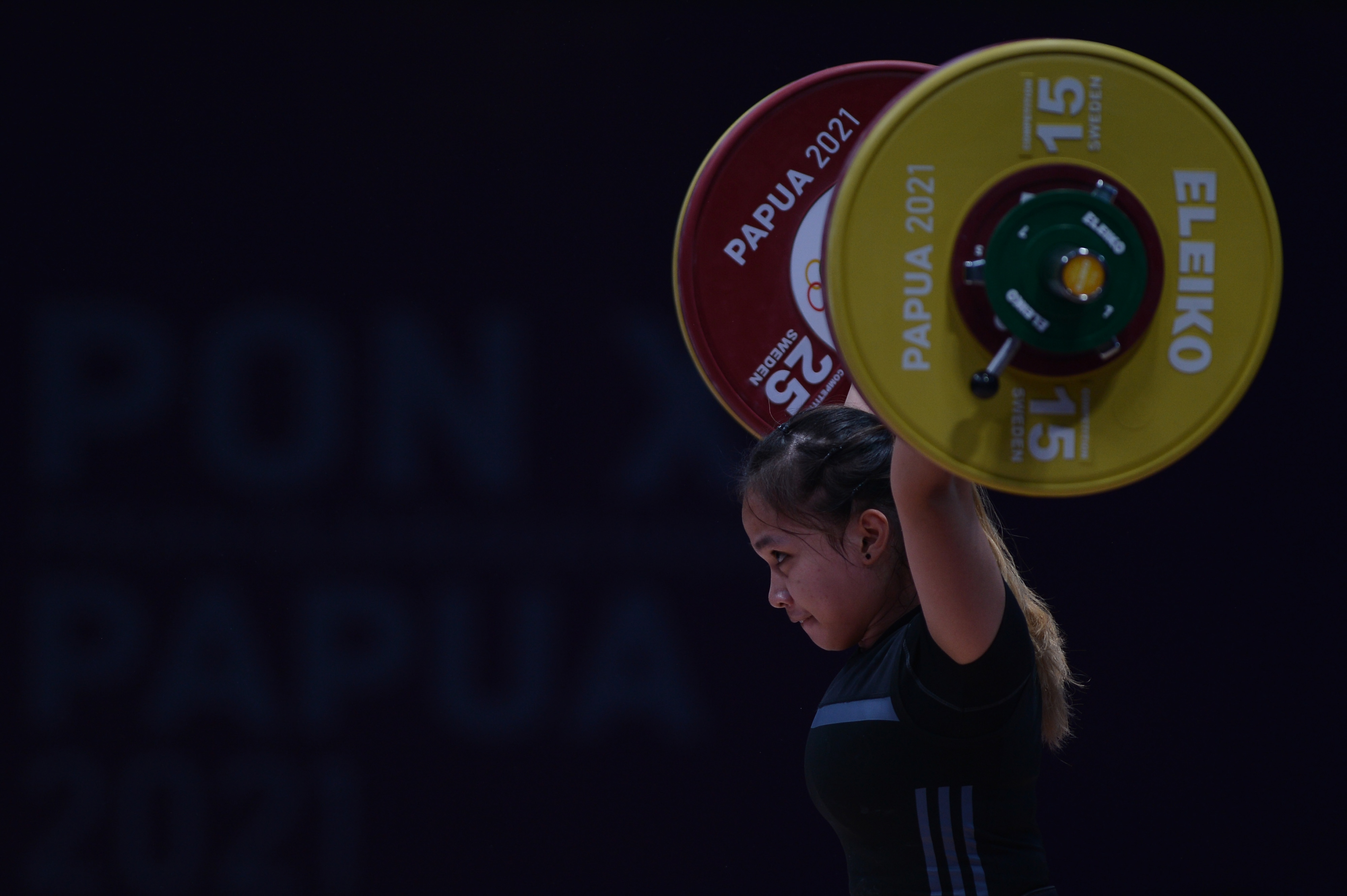 Lifter putri Jambi Juliana Klarisa Sumbang Emas Kelas 55 Kg PON Papua