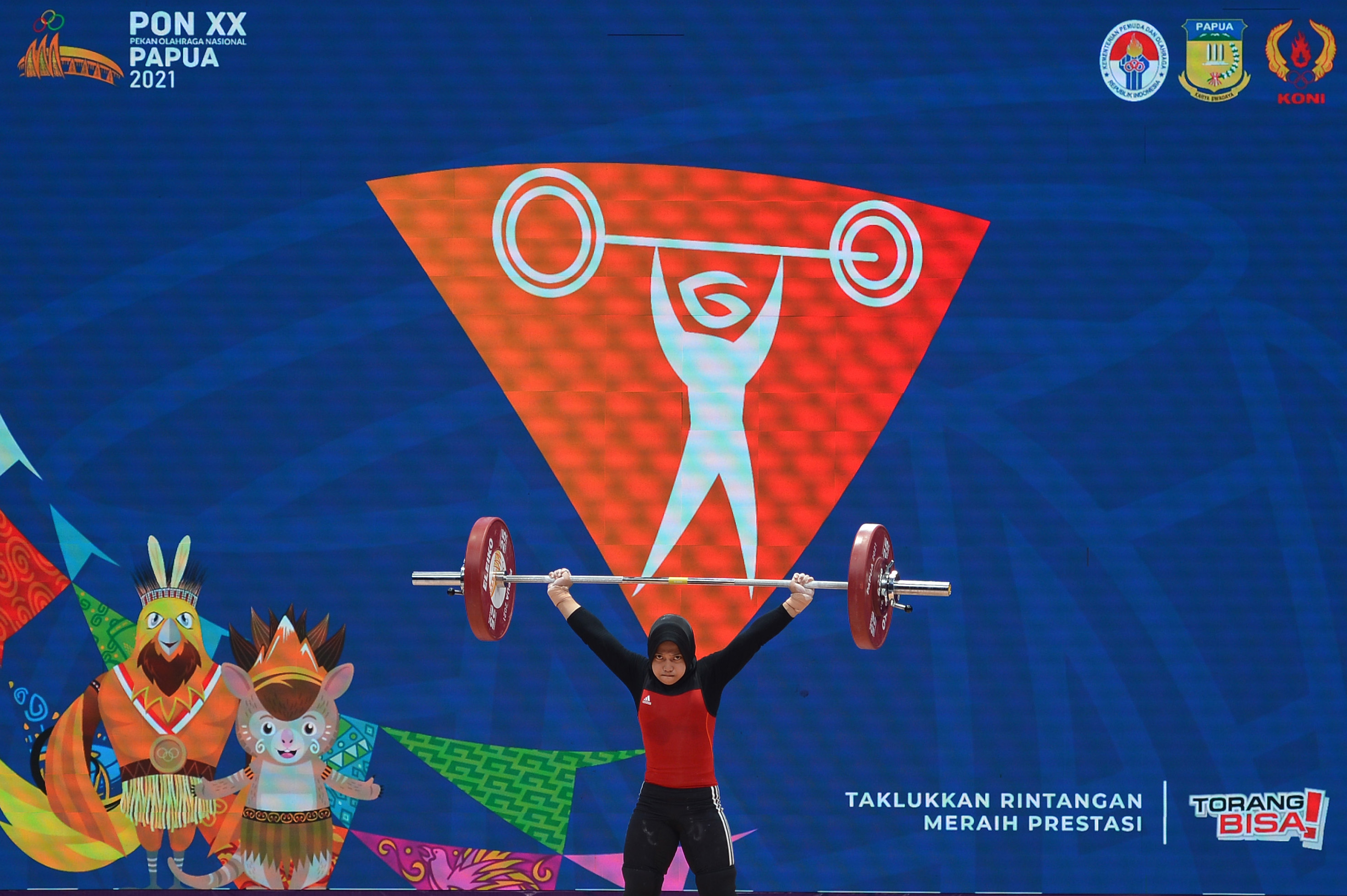 Lifter putri Jawa Barat Windy Cantika Sumbang Emas PON Papua