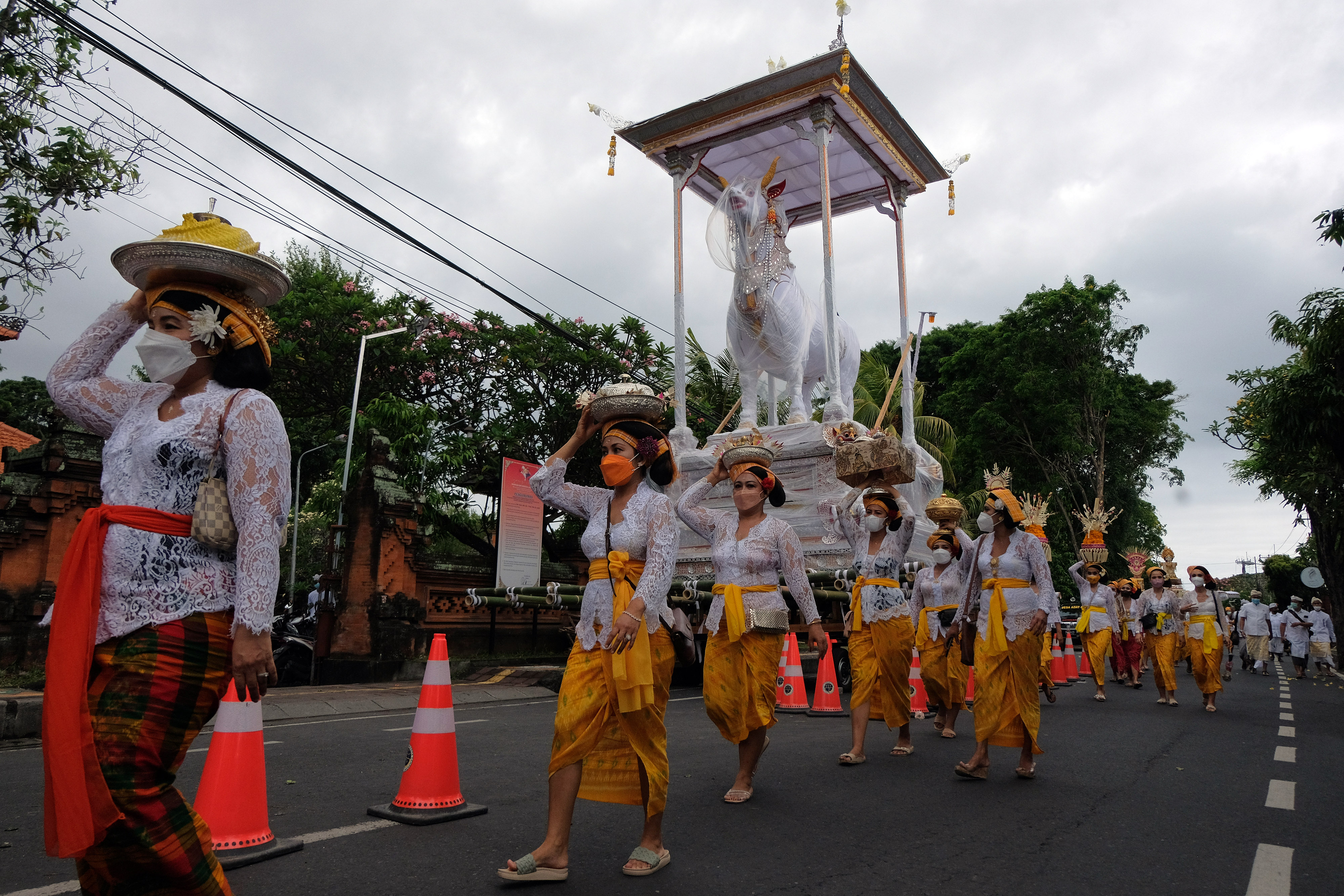 Prosesi Upacara Ngaben Pemuka Agama Hindu di Bali