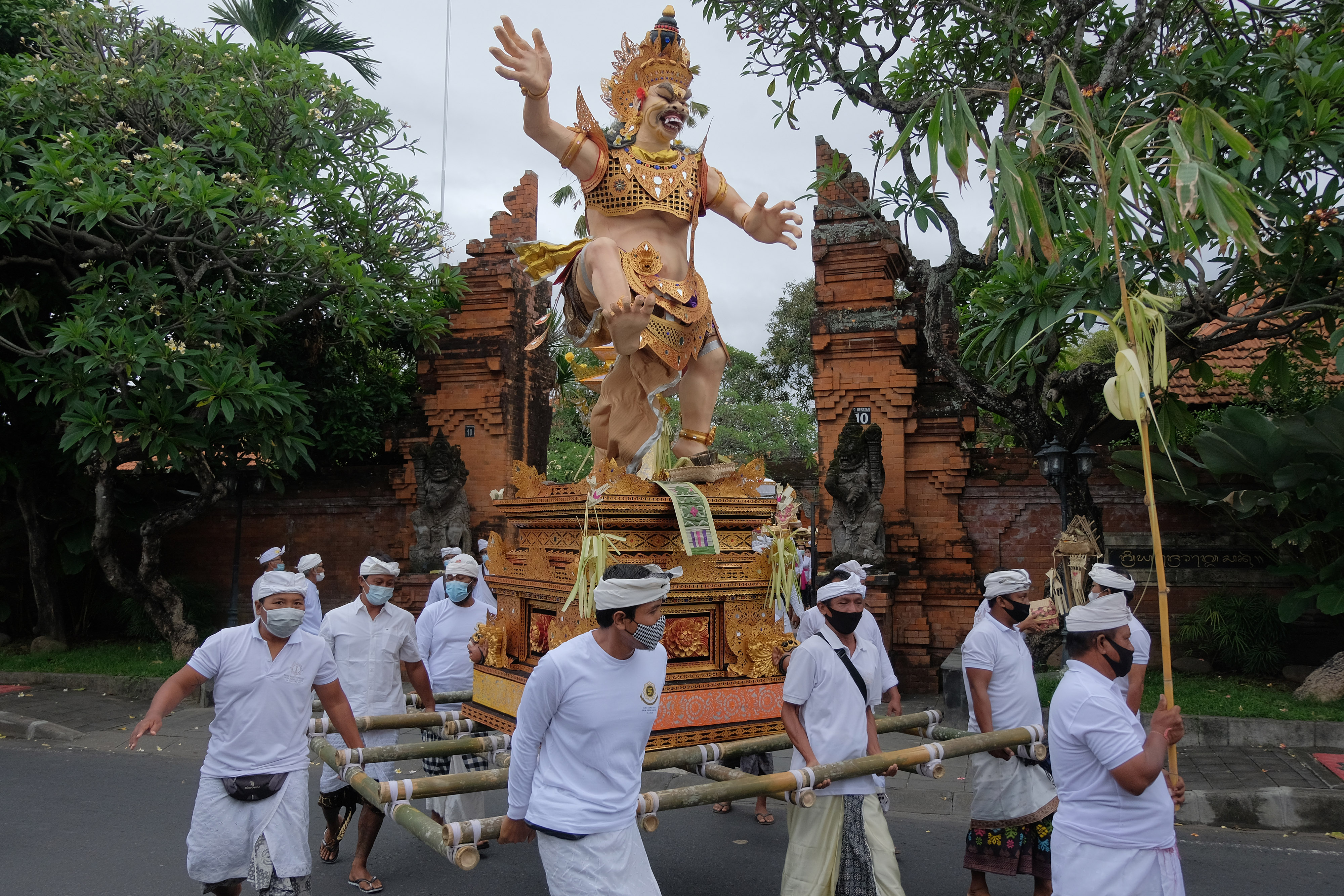Prosesi Upacara Ngaben Pemuka Agama Hindu di Bali