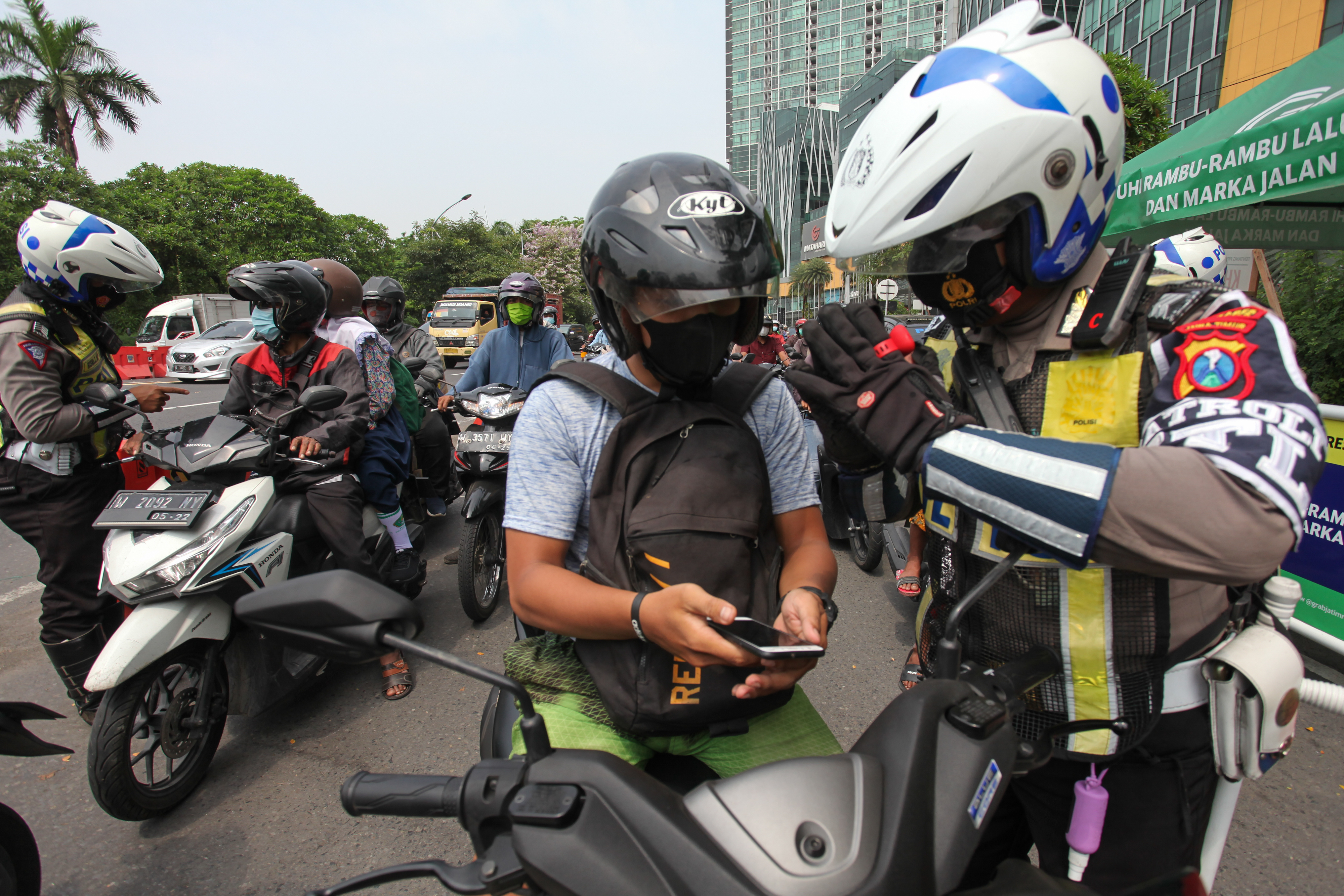 Vaksinasi Covid-19 di Batas Kota