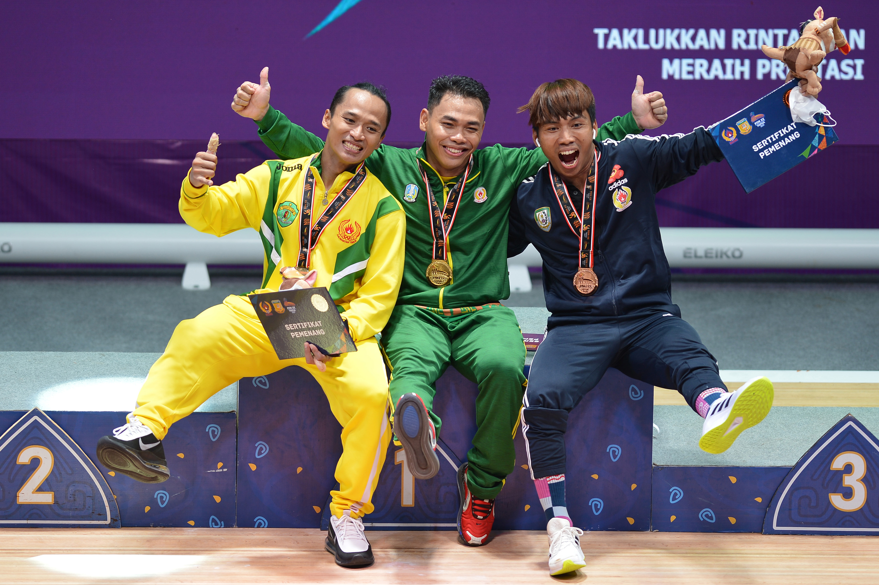 Lifter putra Jawa Timur Eko Yuli Irawan Raih Emas PON Papua