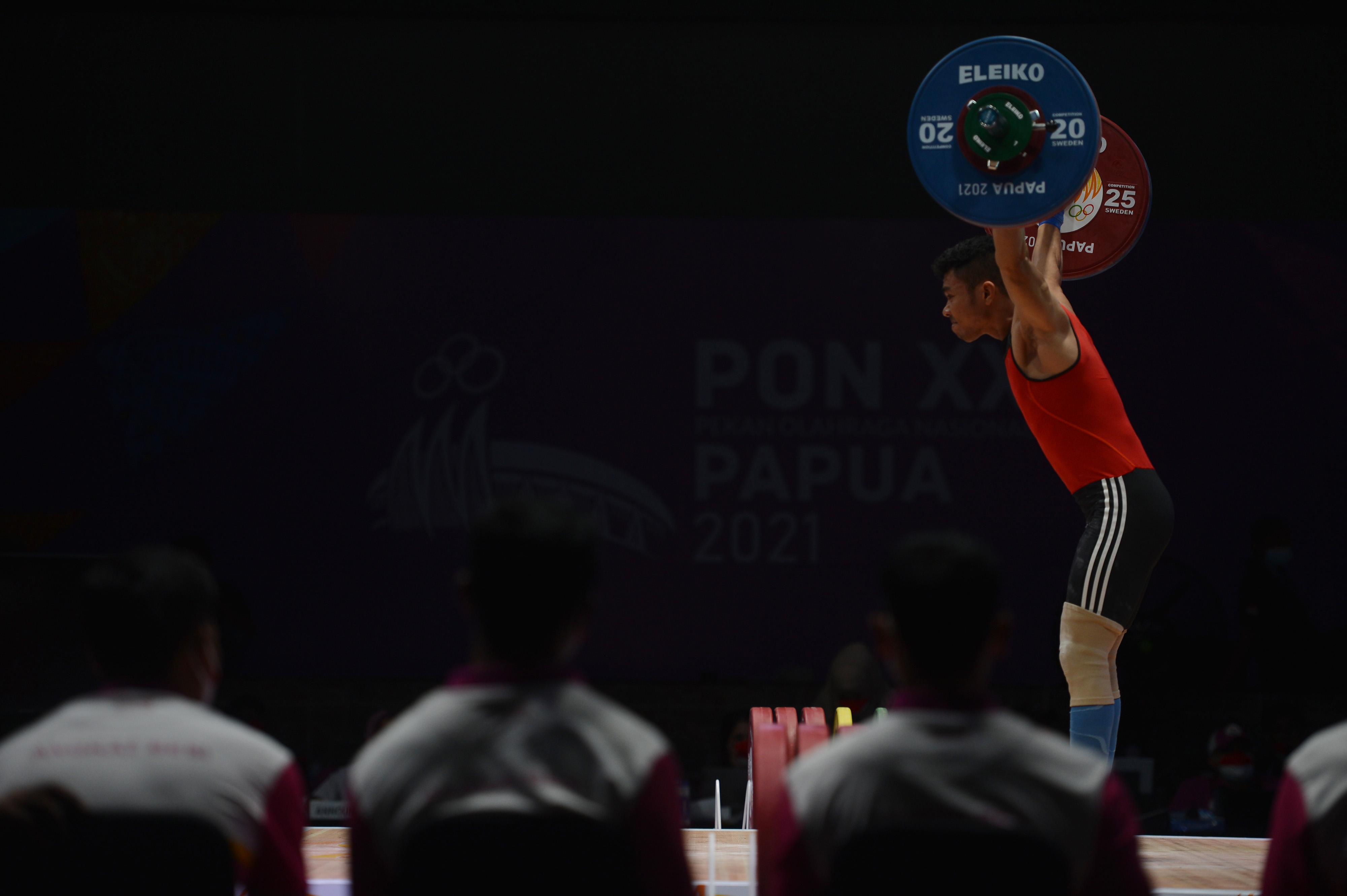 Lifter putra Jawa Timur Eko Yuli Irawan Raih Emas PON Papua