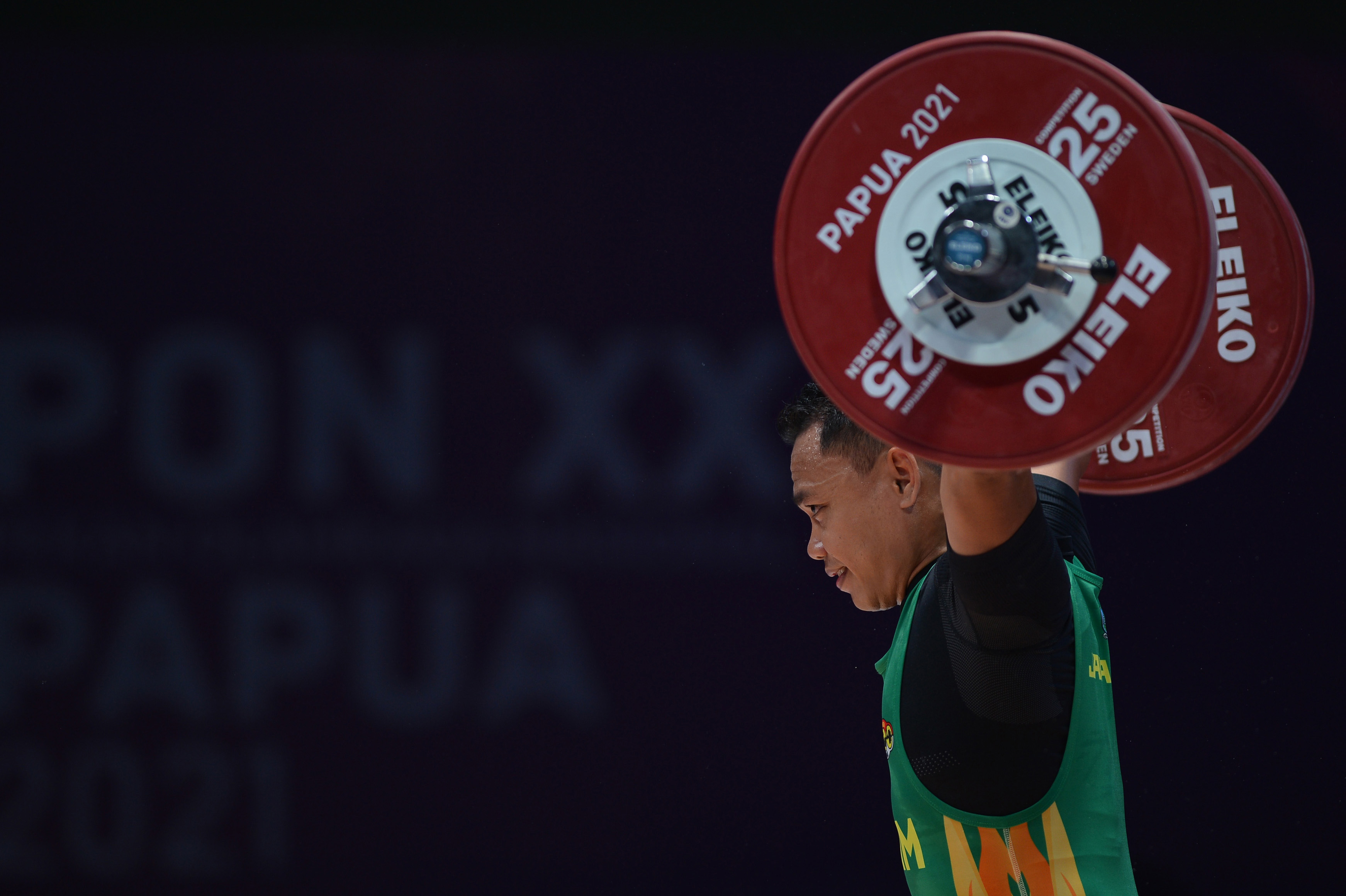 Lifter putra Jawa Timur Eko Yuli Irawan Raih Emas PON Papua