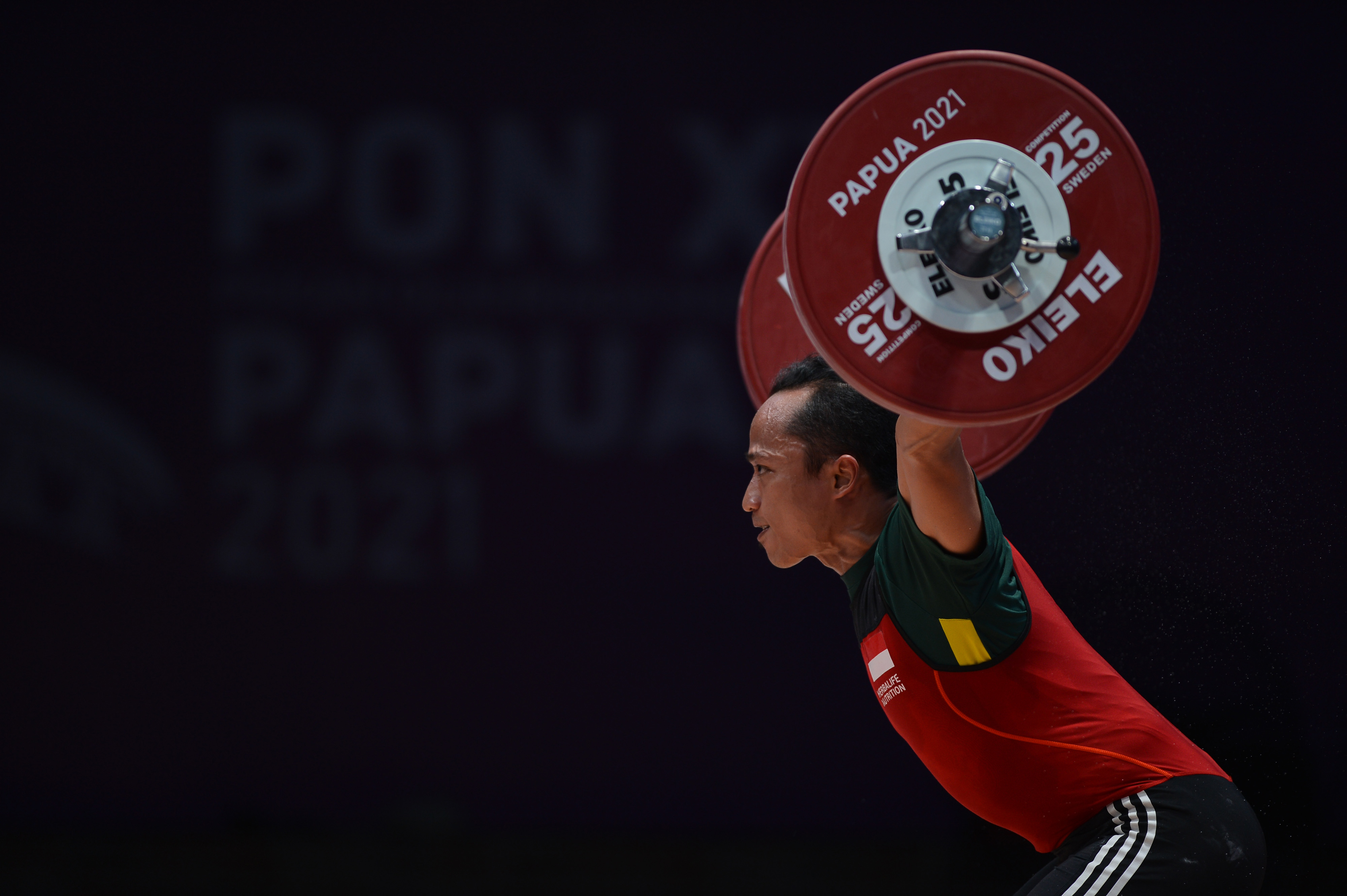 Lifter putra Jawa Timur Eko Yuli Irawan Raih Emas PON Papua